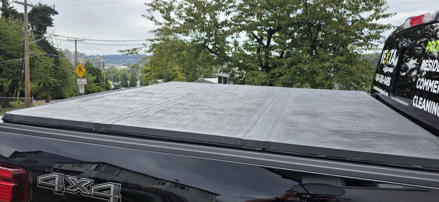 Tri-Fold Hard Aluminum Tonneau Cover – Ford F-150 5.5' Bed - photo 5