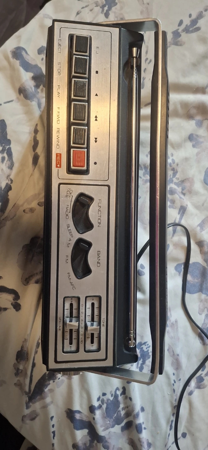 Eversonic AM/FM Radio Cassette Recorder - photo 2