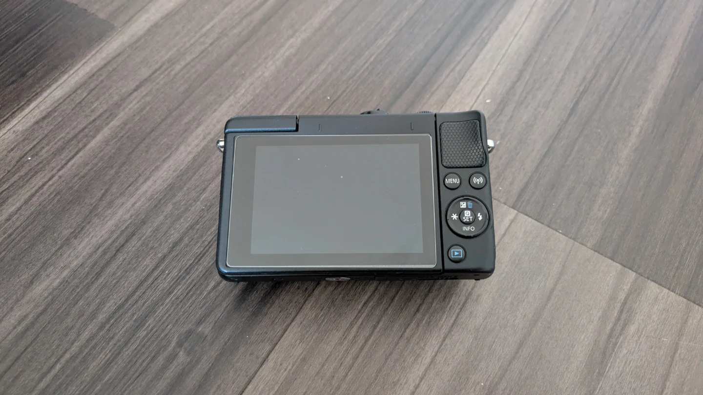 Canon EOS M100 + Accessories (Mint Condition) - photo 2