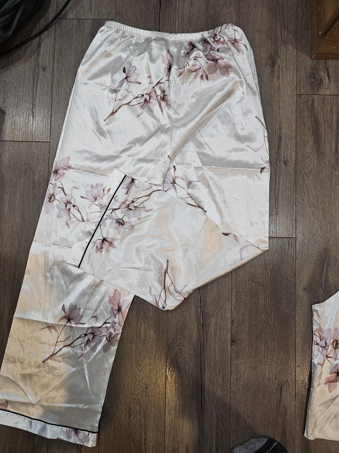 White Satin Pajama Set with Floral Print - Size L - photo 2