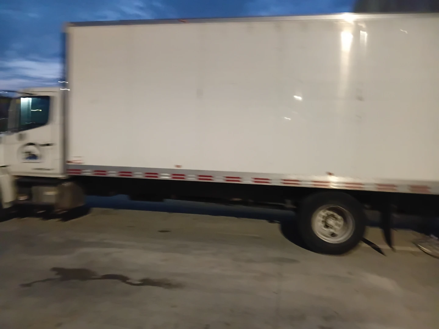 Moving truck & moving van - photo 2