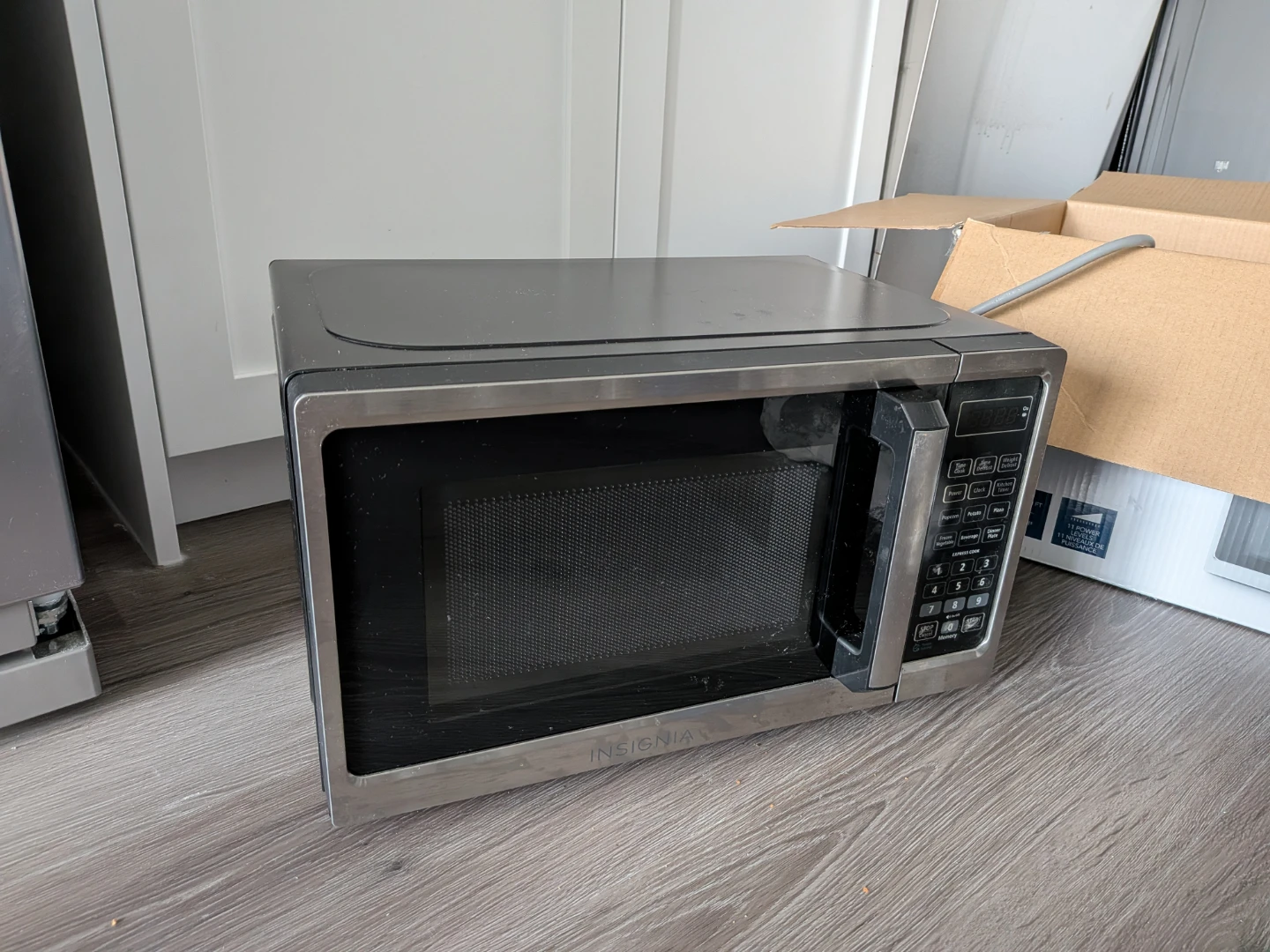 Insignia 0.7 Cu Ft Countertop Microwave