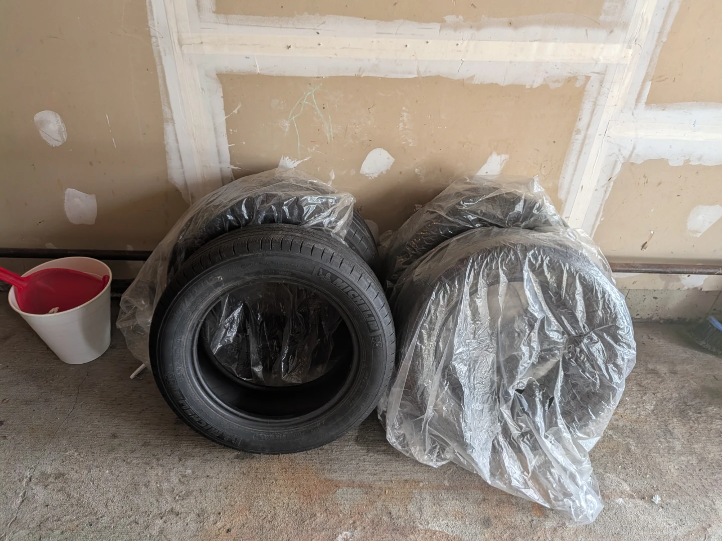 Set of 4 Michelin Tires 205/60R16 - photo 2