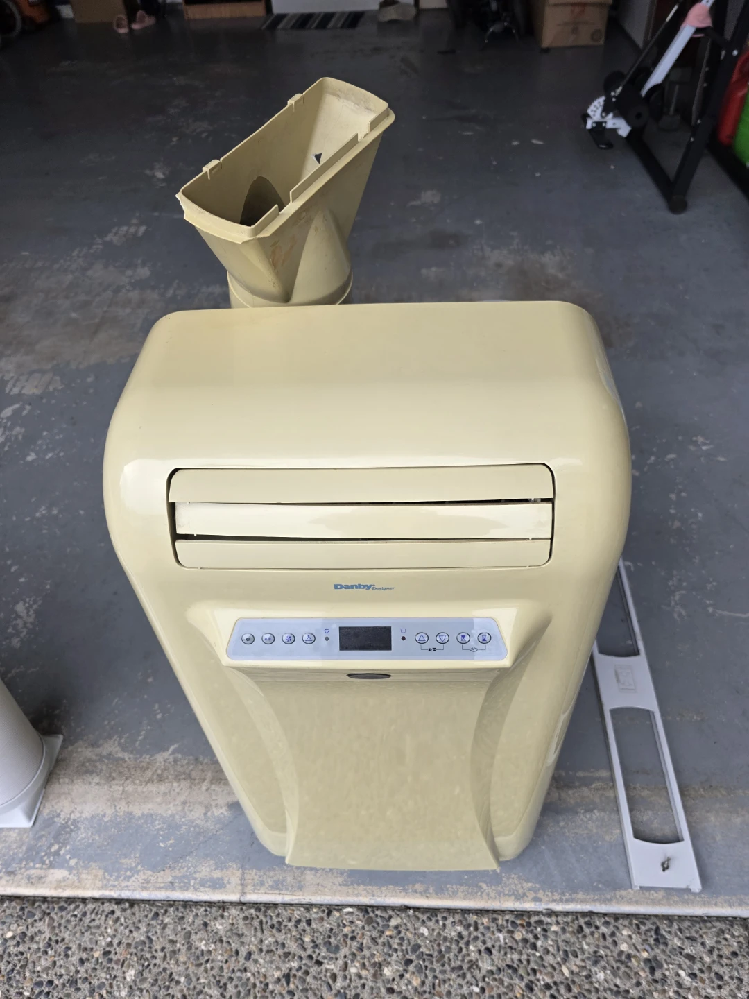 2 Air Conditioners. LG & Danby - photo 4