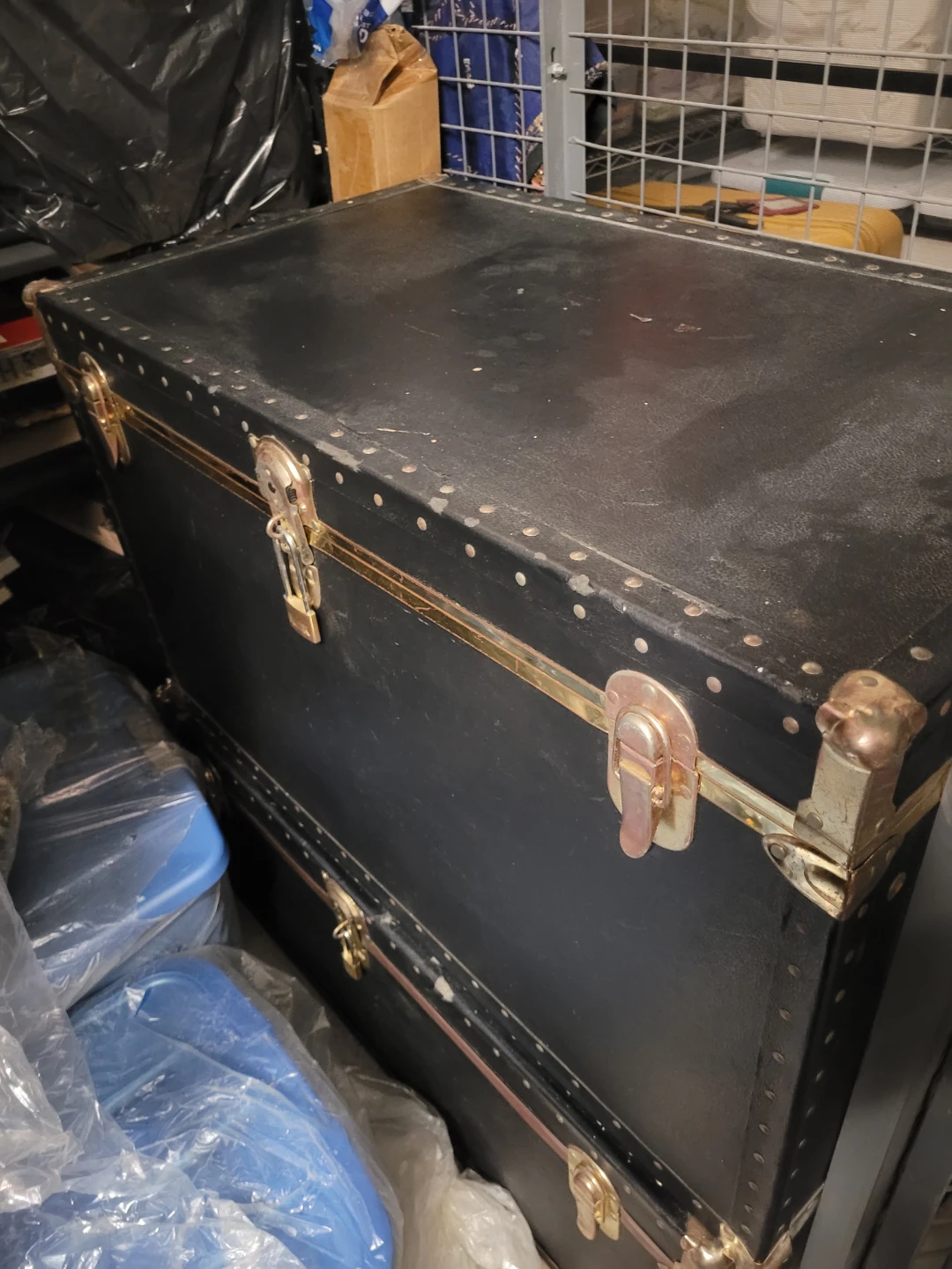 Vintage Rose Trunk with Classic Black & Brass Design - photo 3
