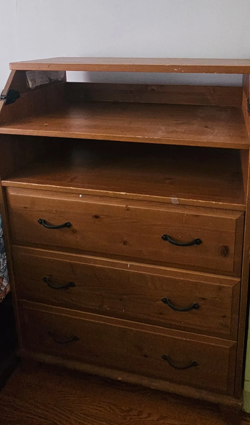 Wooden Dresser with 4 Drawers