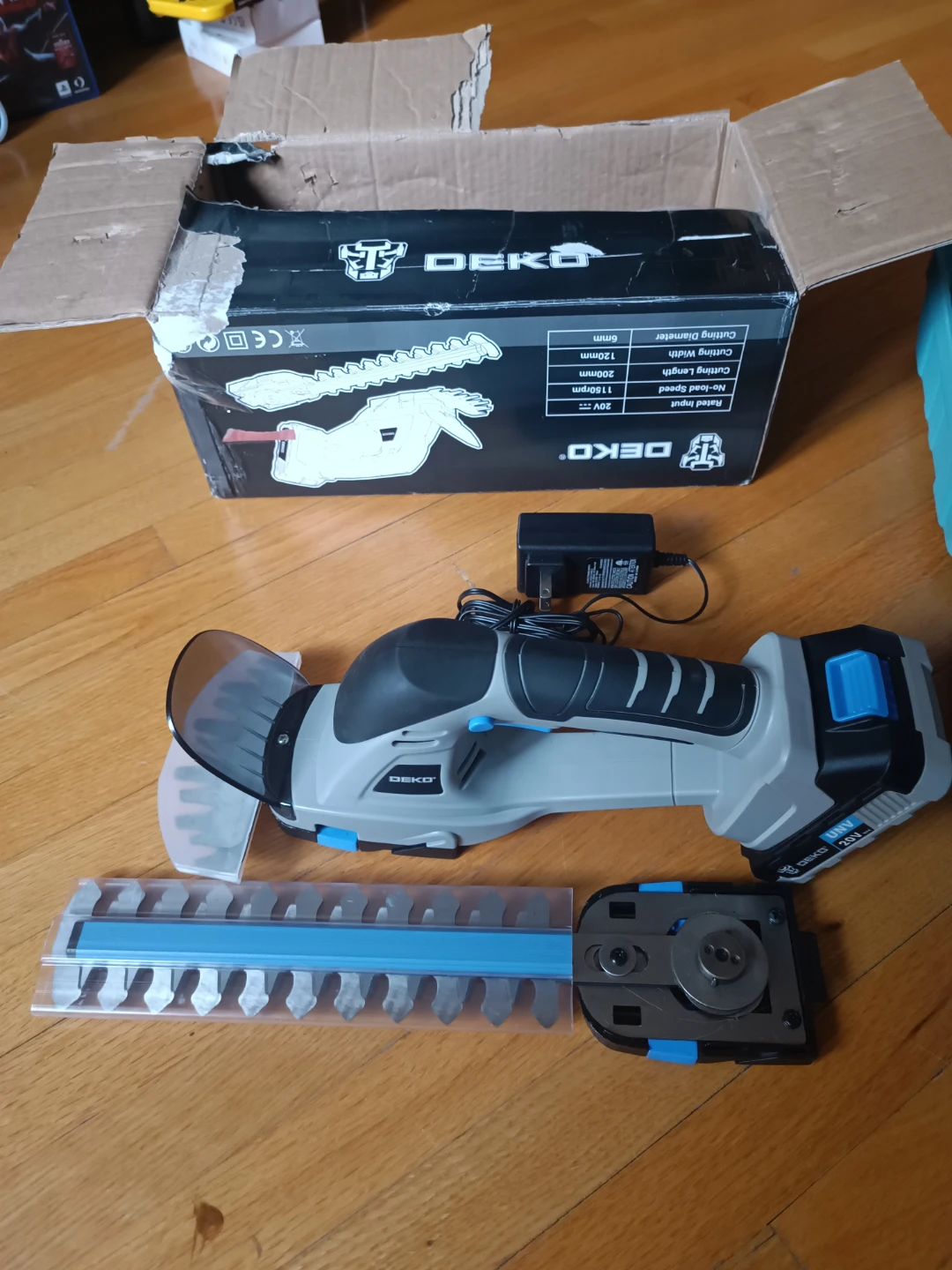 DEKO Cordless Hedge Trimmer and Mini Chainsaw Set - photo 2