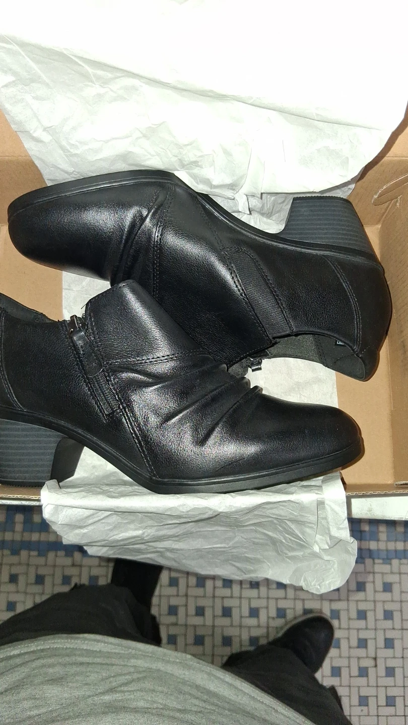 Clarks Emily2 Braley Black Leather Ankle Boots - Size 8.5W - photo 3