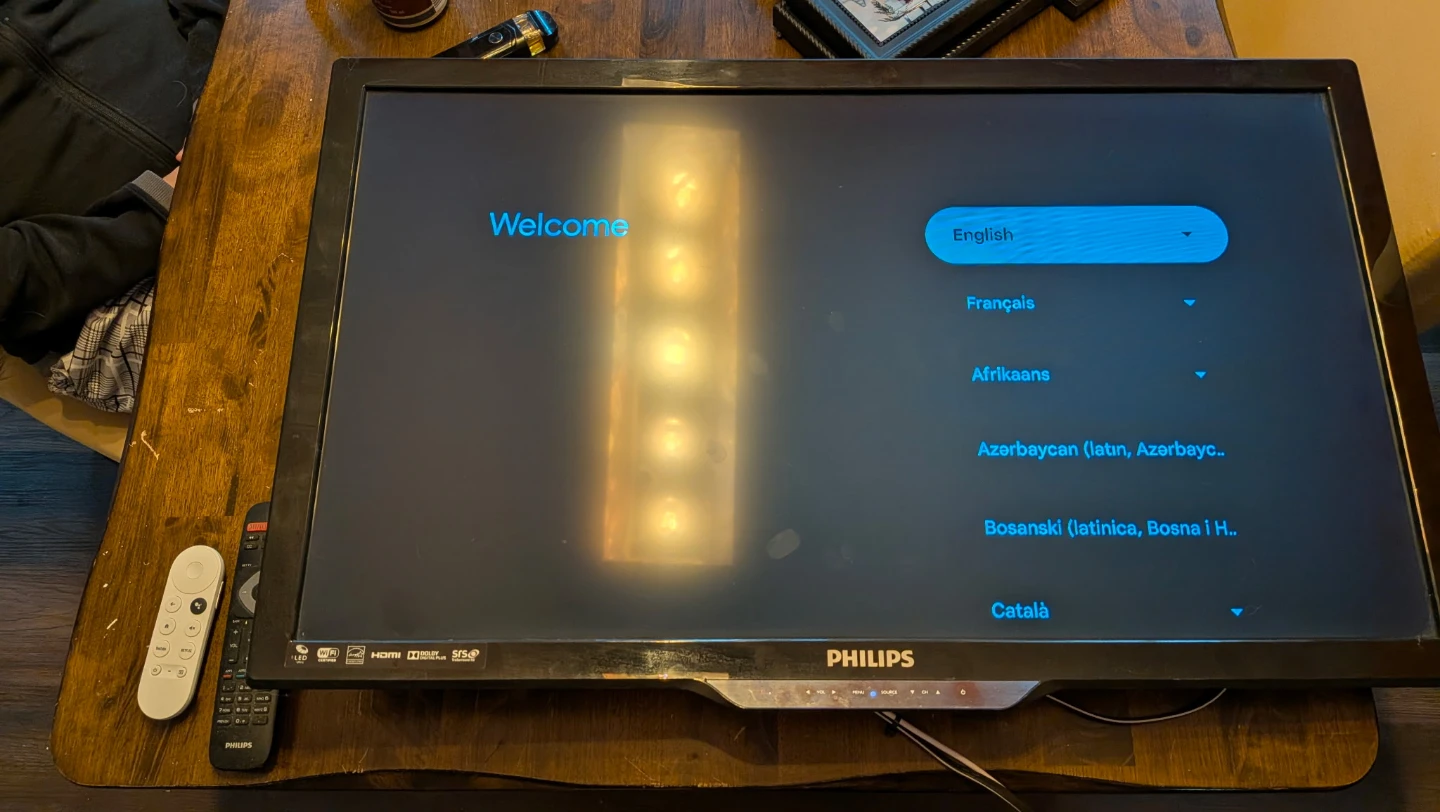 32 inch Smart LED, 4k Google Chromecast, Wall mount and Remotes