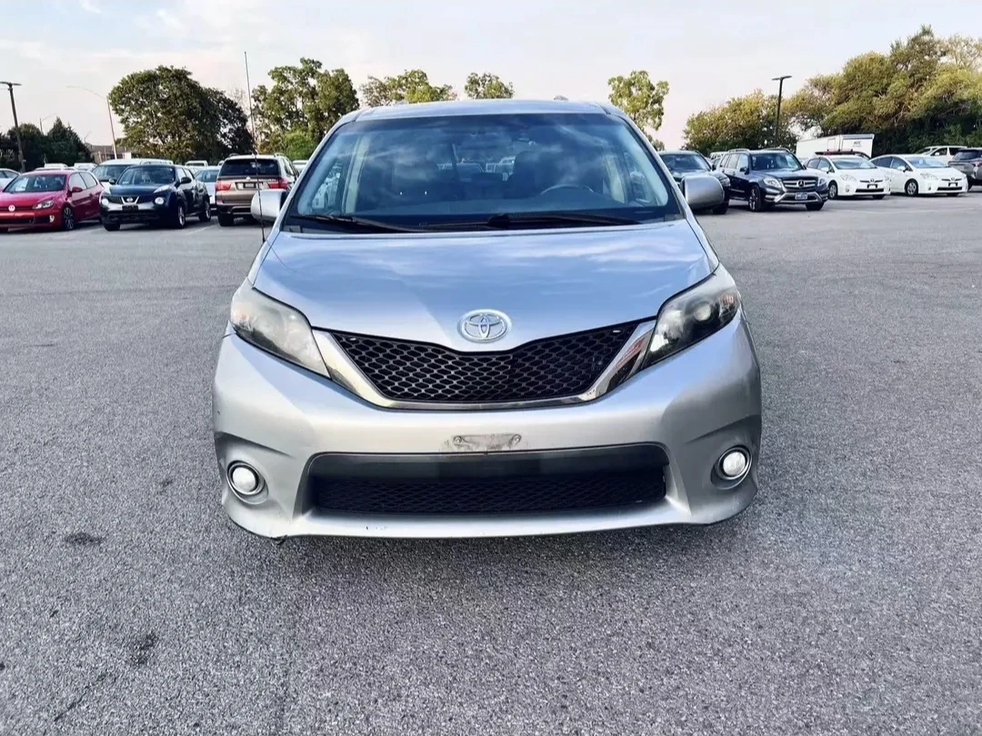 2011 Toyota Sienna SE 8 Passenger - photo 2