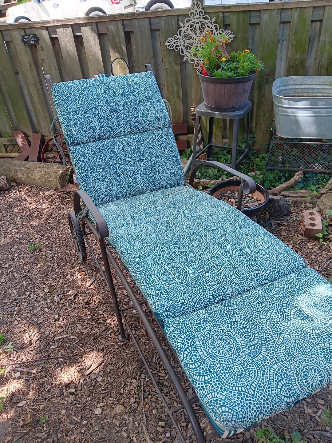 Outdoor Iron Lounge Chair with Cushion