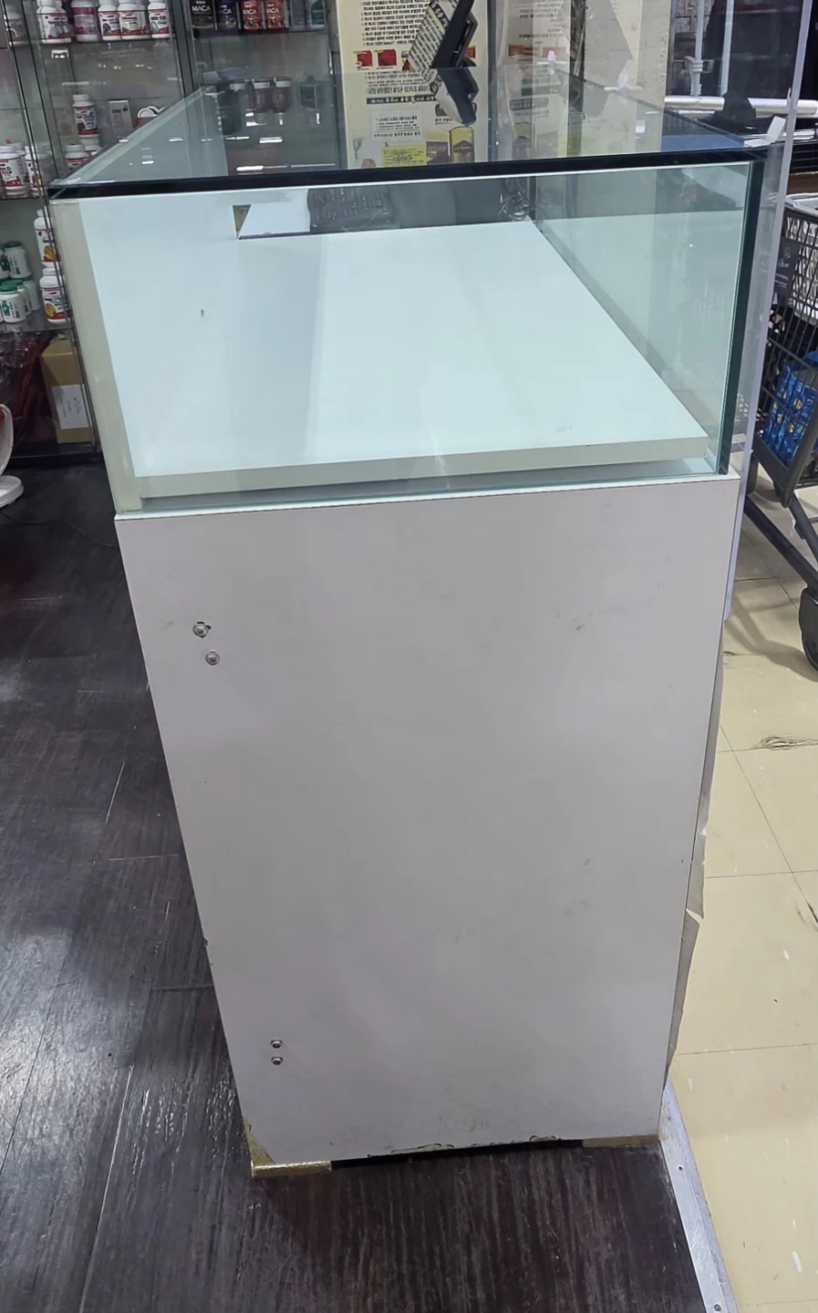 White Glass Display Retail Counter - photo 3