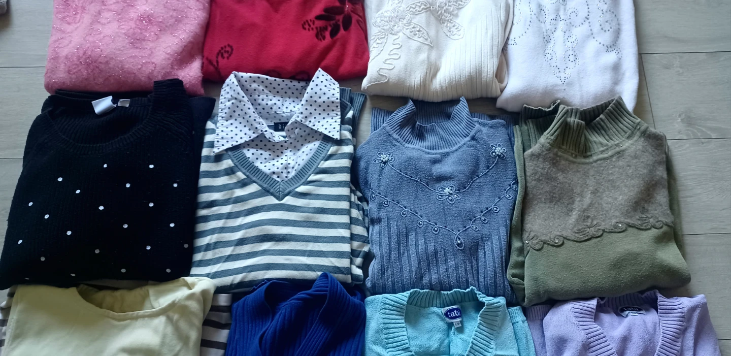 Women's V-Neck and high-collar Sweaters Bundle - photo 3