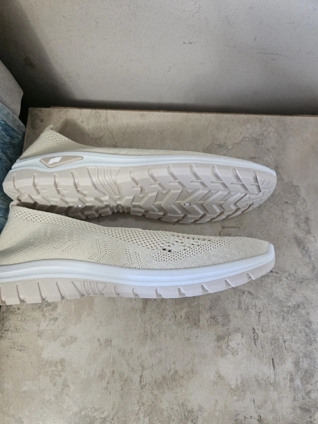 SIZE 10 Women's Knit Slip-On Sneakers
