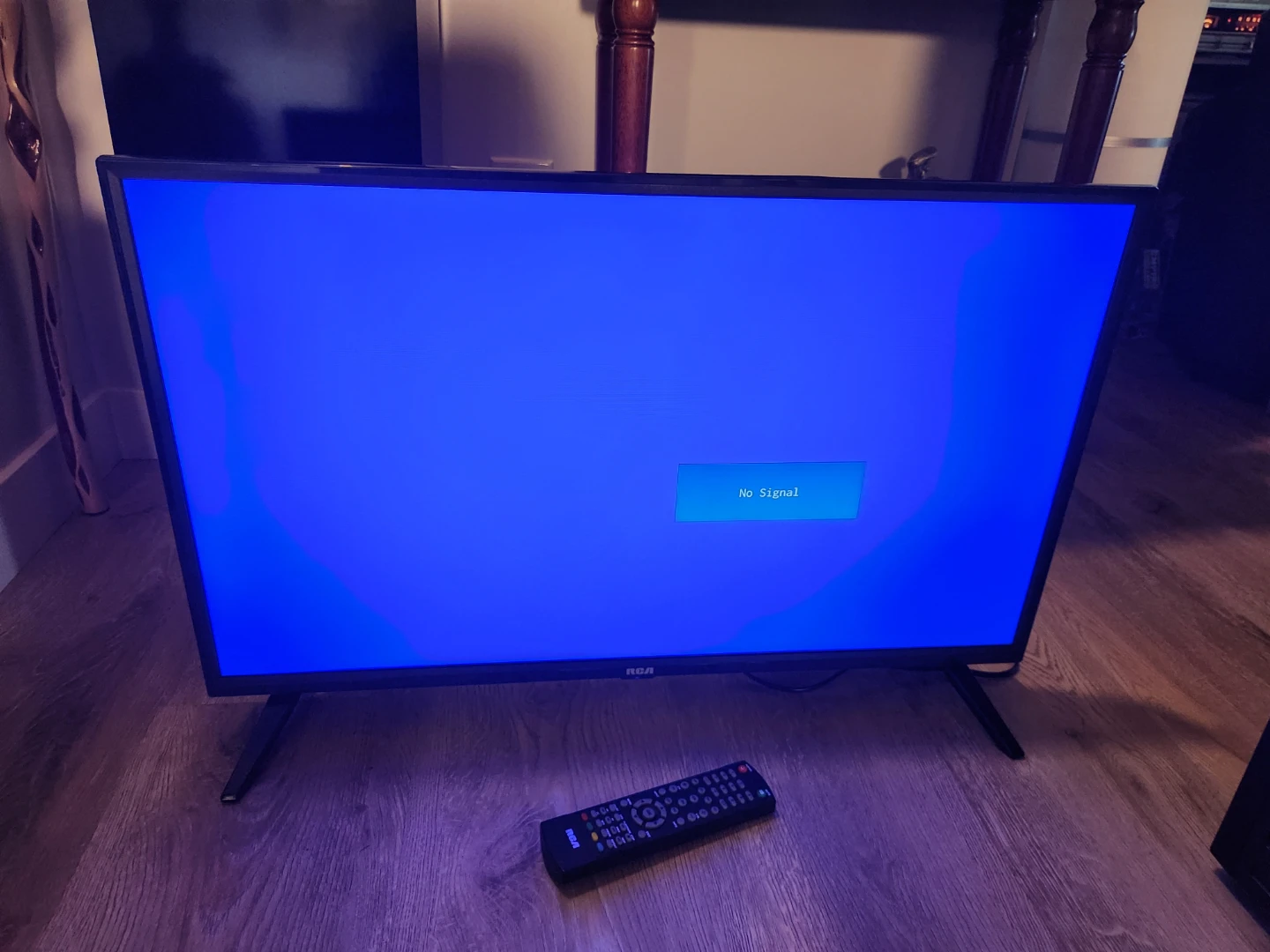 RCA 32" LED TV - photo 3