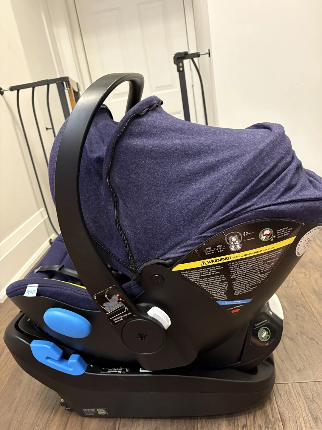 Clek Liing Infant Car Seat with Base - Excellent Condition - photo 3