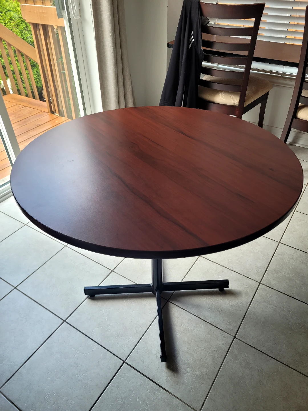 Round Dining Table - photo 2