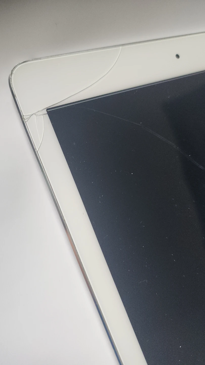 Ipad Air 2 With Cracked Screen and Keyboard Case - photo 3