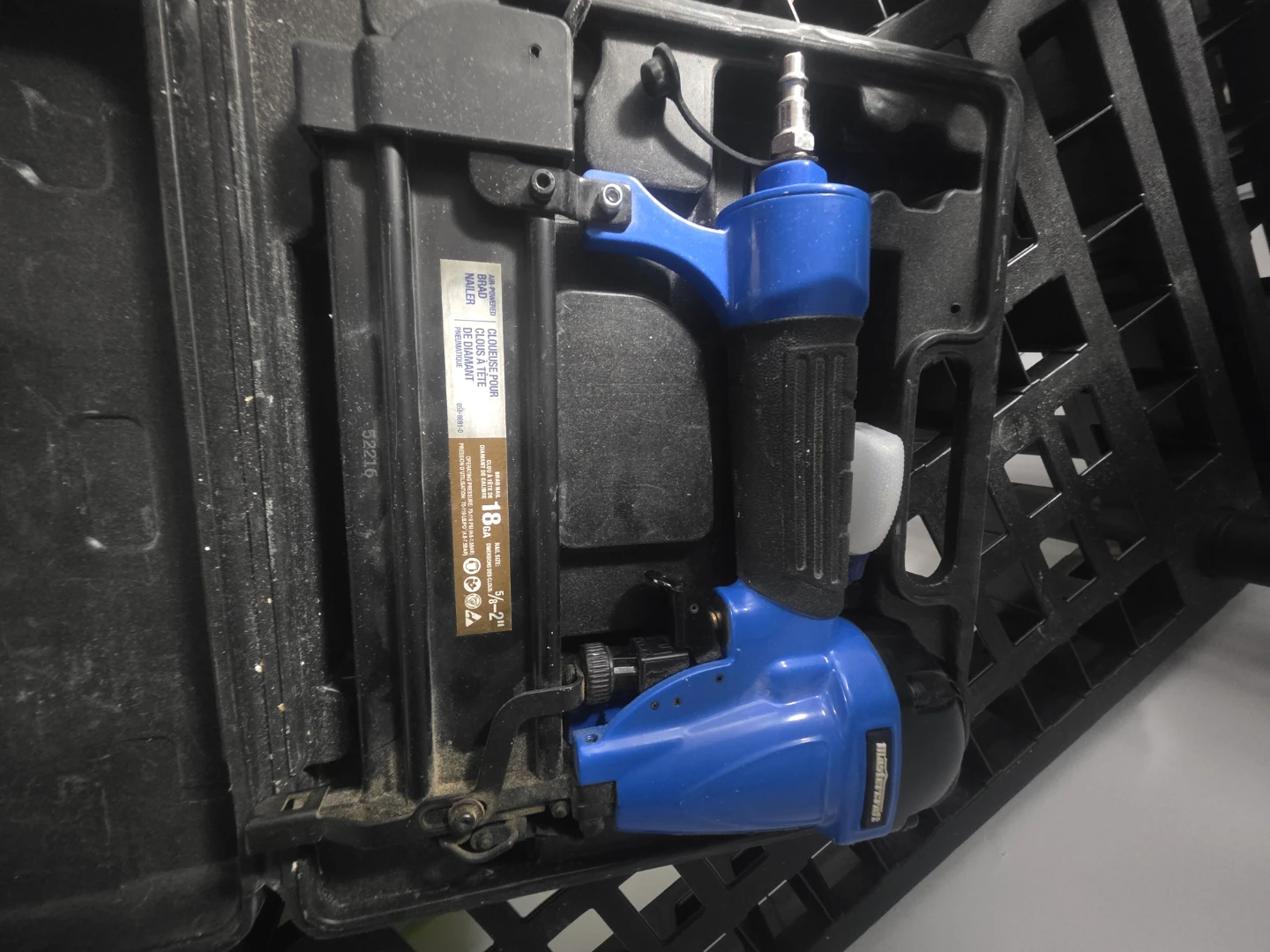 Pneumatic nail