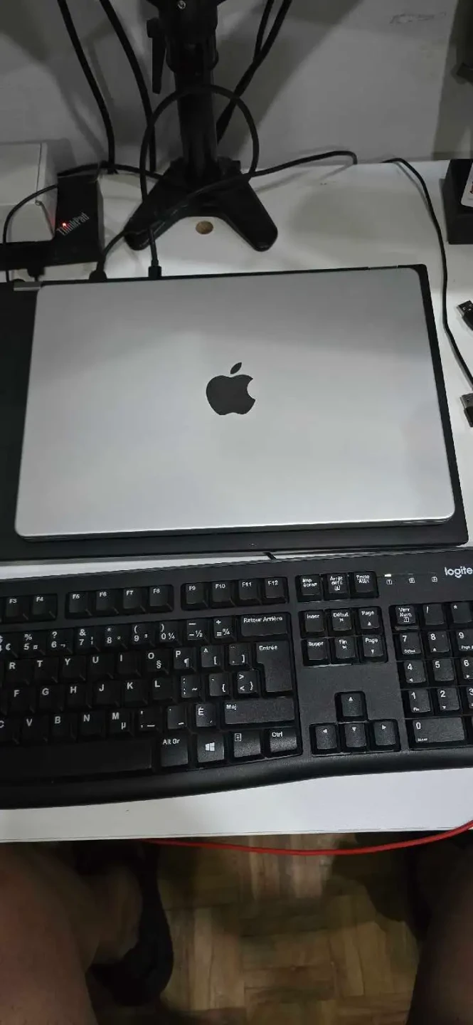 Apple MacBook Pro Laptop - photo 2