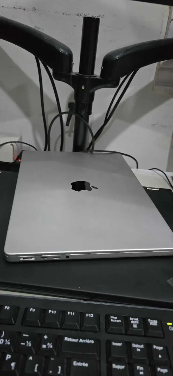 Apple MacBook Pro Laptop - photo 3