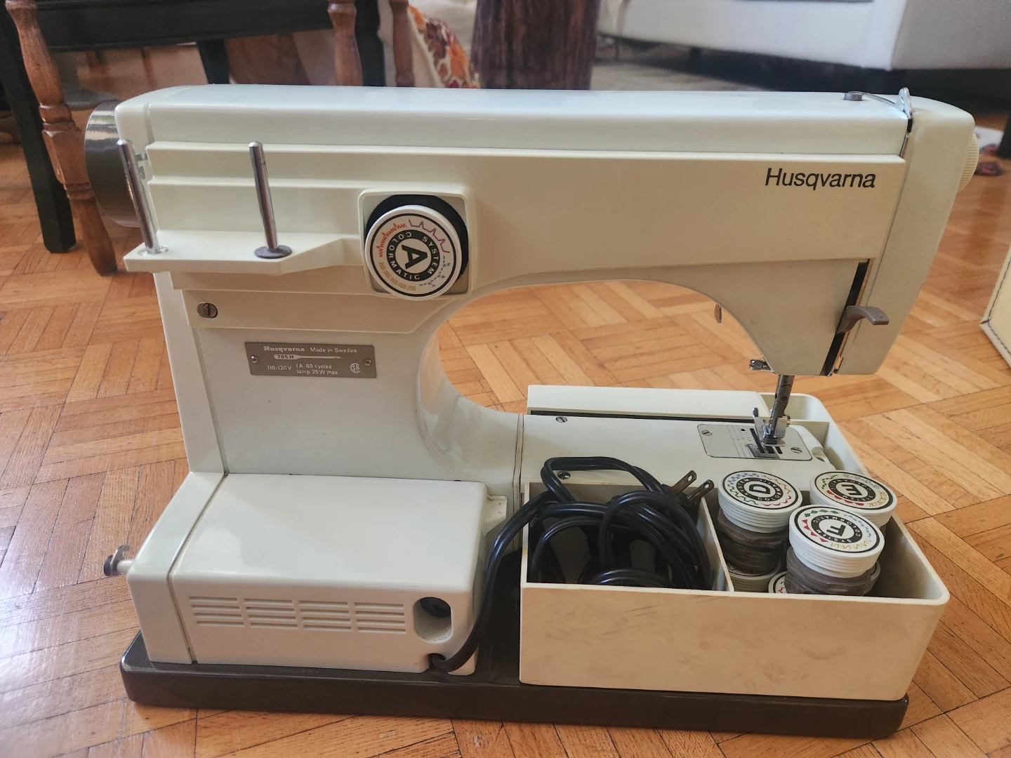 1970's Husqvarna 2000 Sewing Machine with Case - photo 3
