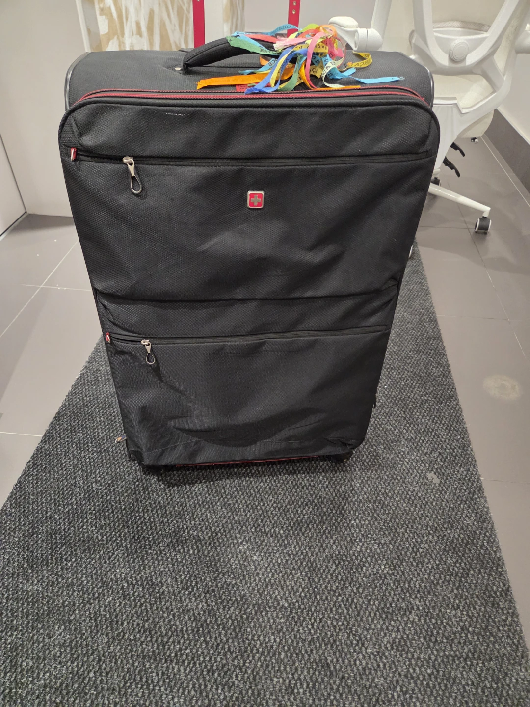 Black Swiss Gear Suitcase smoll Chinese and handal full no open - photo 4