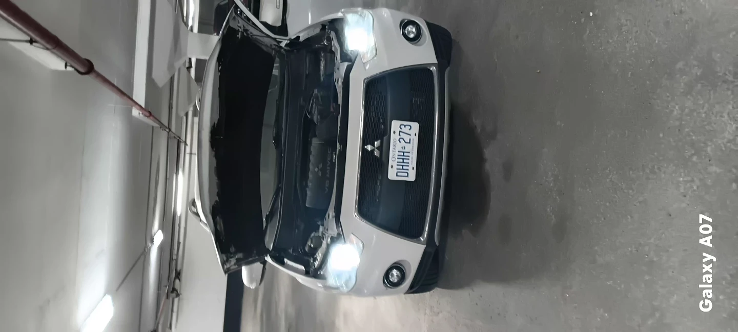 White Mitsubishi Outlander V6 MIVEC SUV - photo 4
