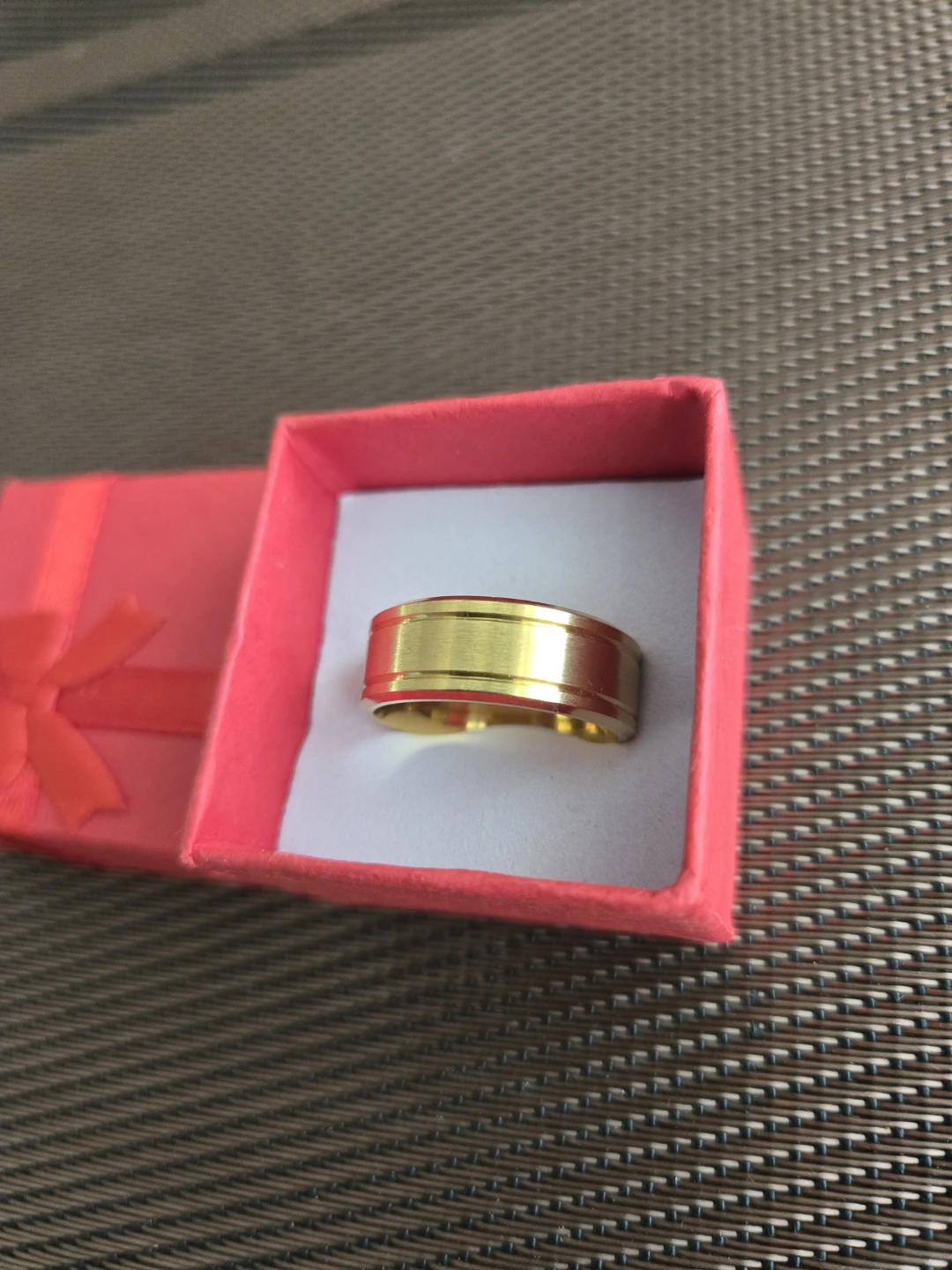Gold coloured ring in gift box - photo 3