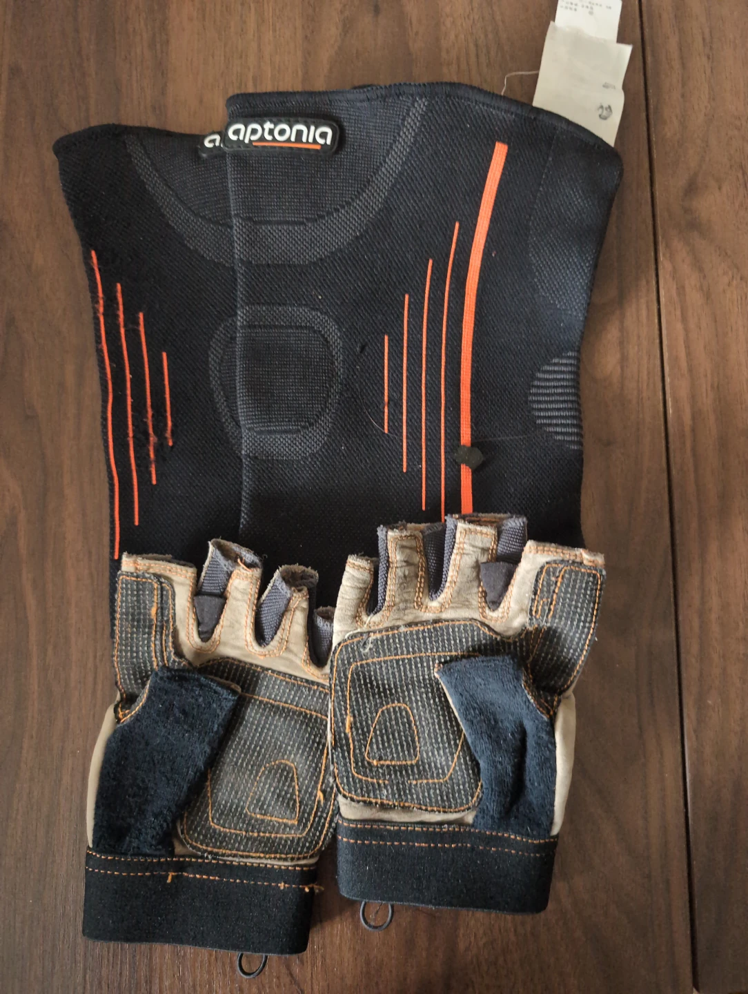 Knee sleeves and fingerless gloves