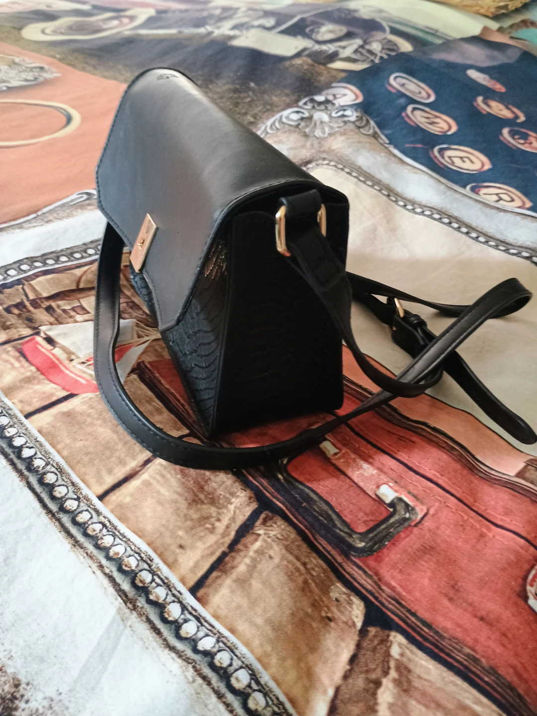 Black shoulder bag with gold clasp - photo 3