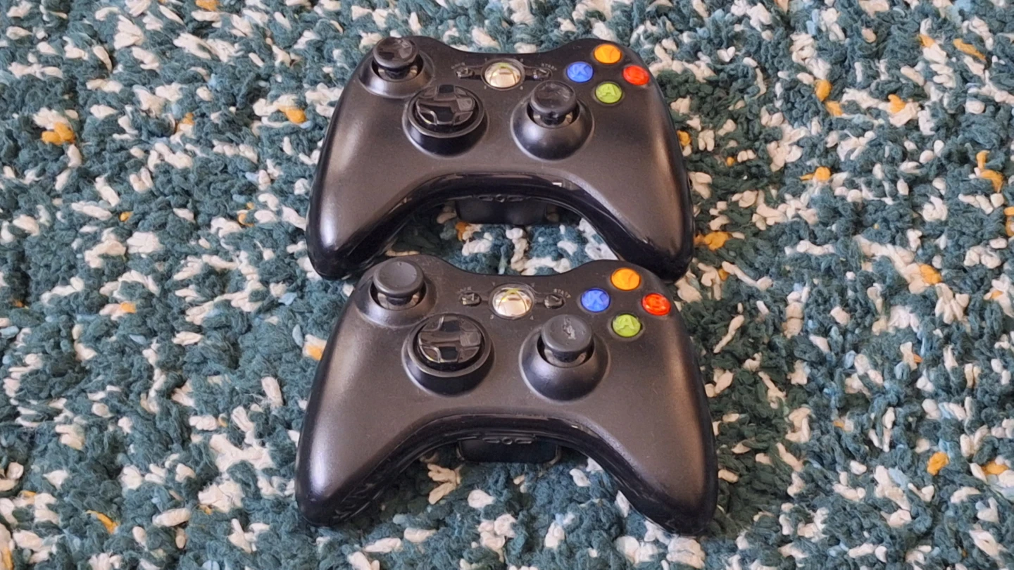 Xbox 360 Console Bundle with 2 Controllers and Minecraft - photo 3