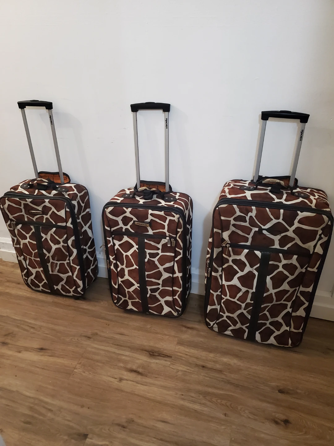 Trackers largest upright on wheels Giraffe Print Suitcases - photo 2