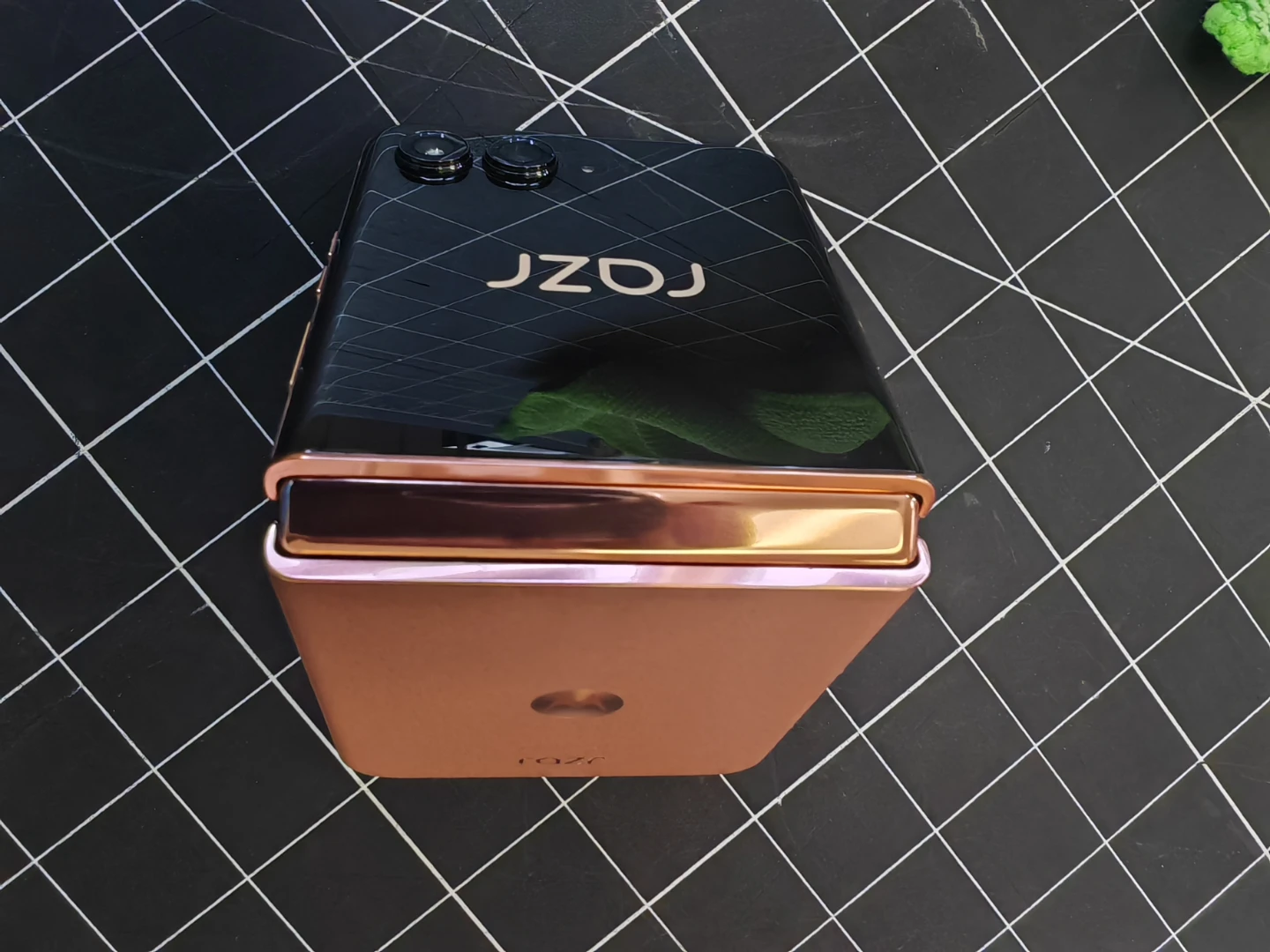 Motorola Razr 2025 plus in Pantone Mocha Mousse - photo 2