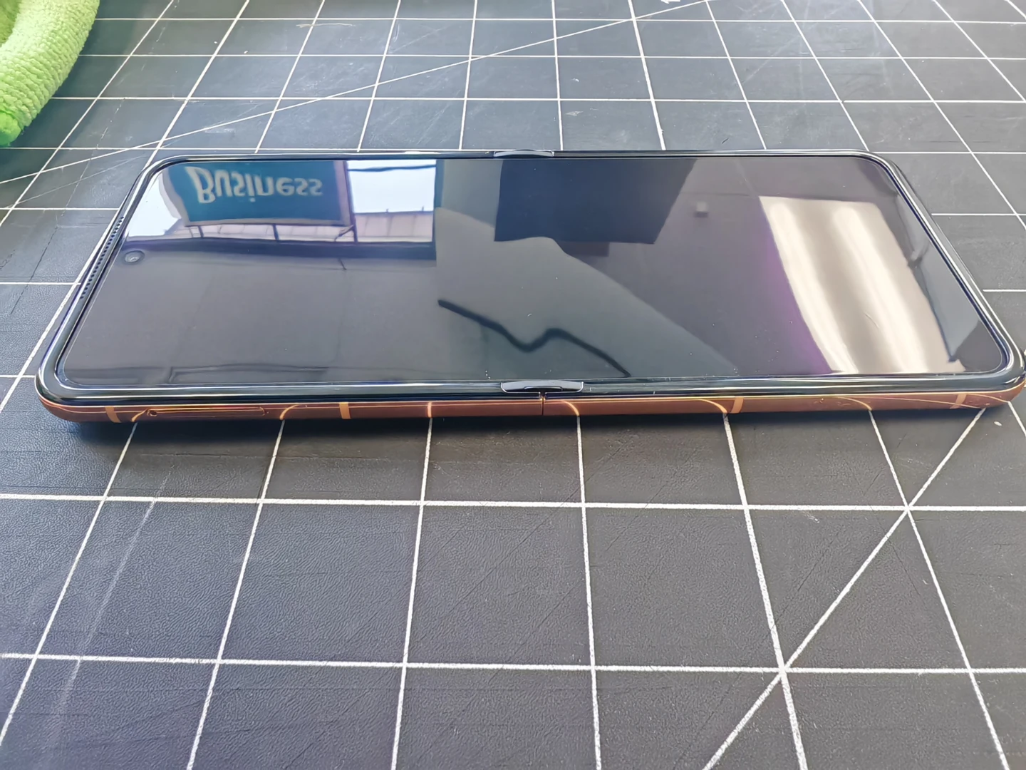 Motorola Razr 2025 plus in Pantone Mocha Mousse - photo 3