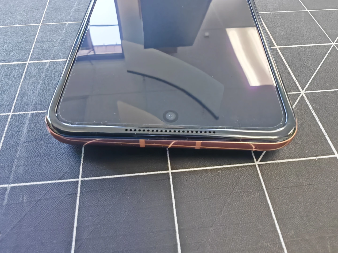 Motorola Razr 2025 plus in Pantone Mocha Mousse - photo 4