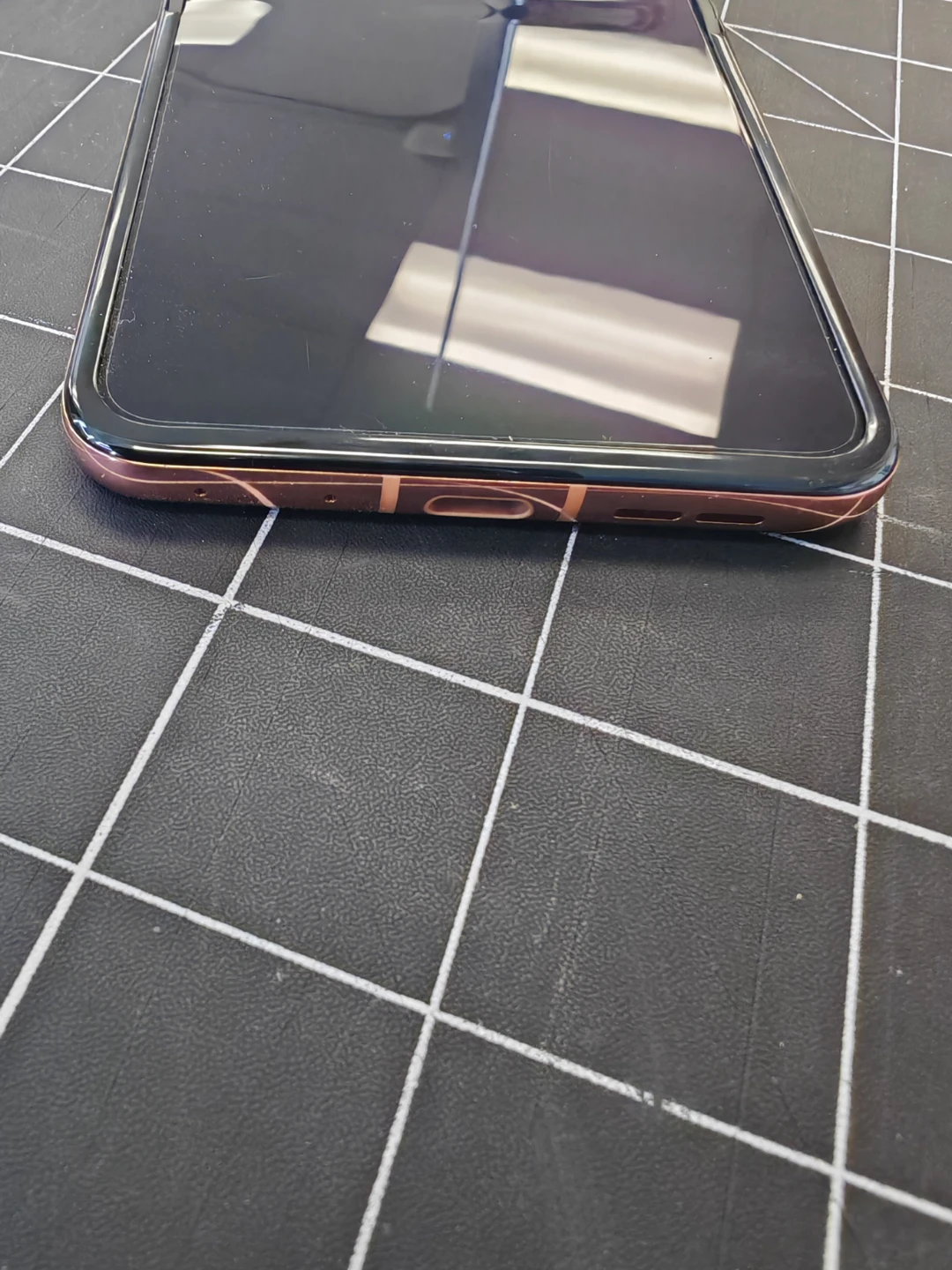 Motorola Razr 2025 plus in Pantone Mocha Mousse - photo 5