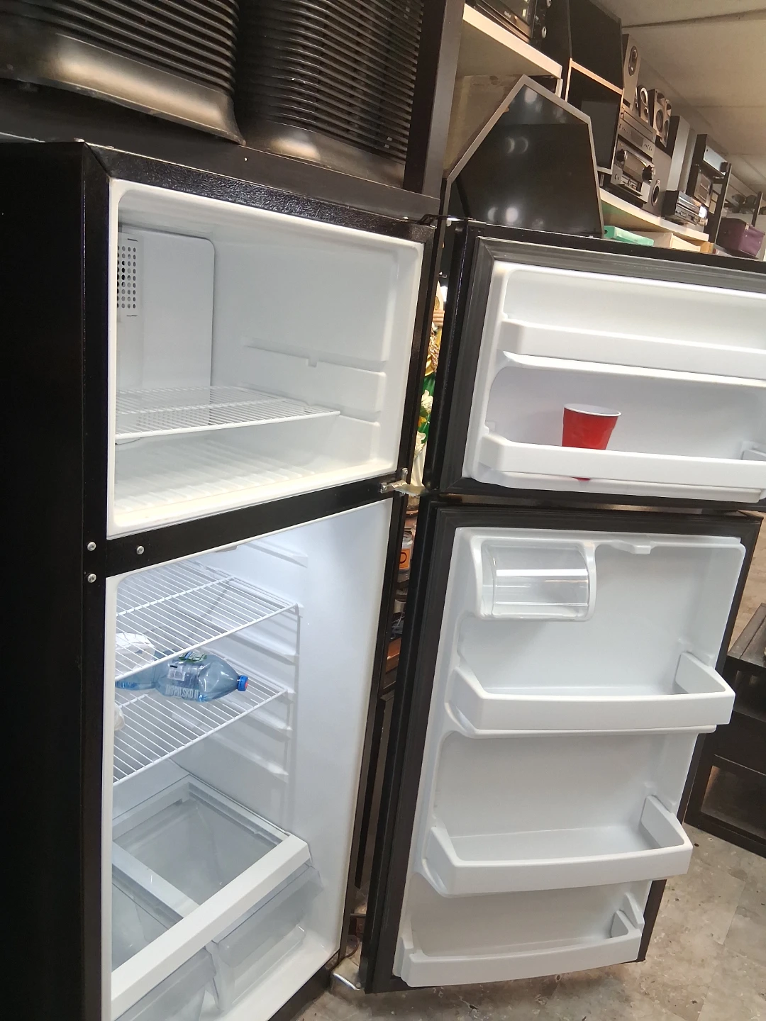 Whirlpool Black Refrigerator $350 por uno - photo 3