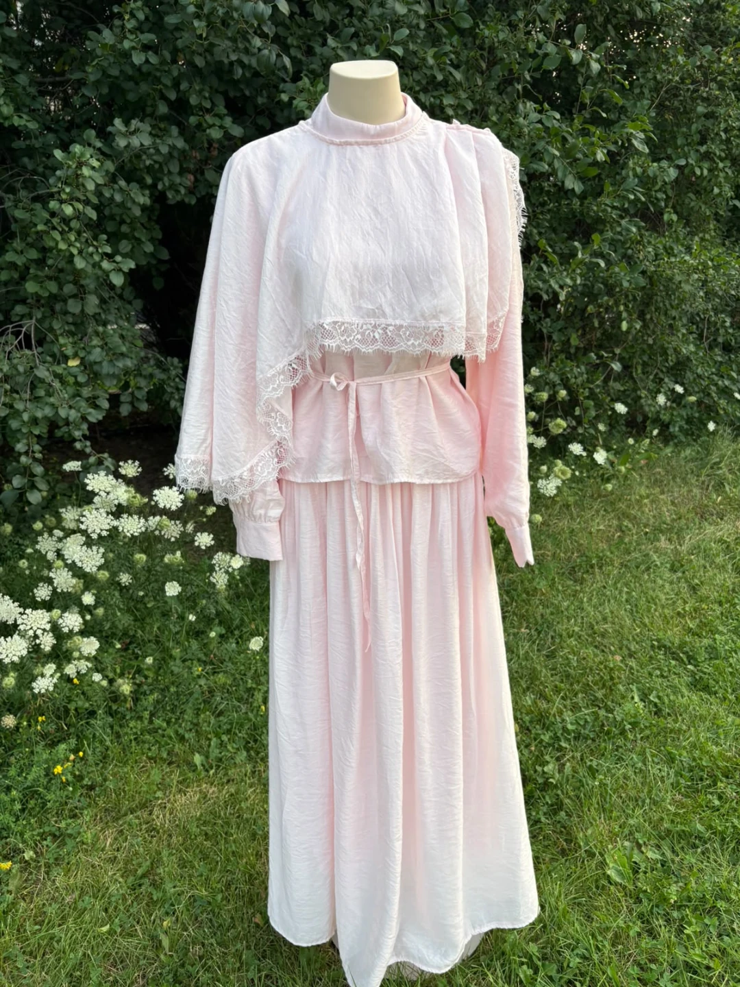 Pink modest dress with lace trim - photo 3