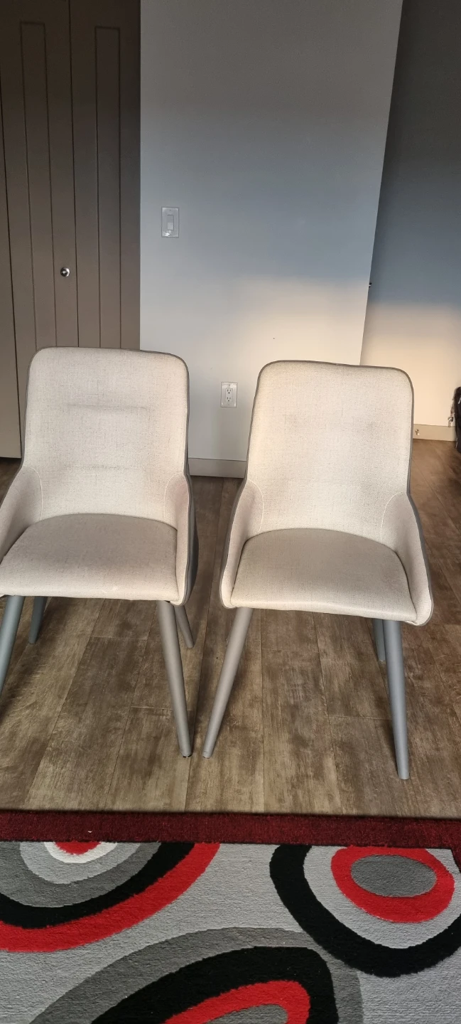 Two Very Comfortable Leon’s Chairs - photo 3
