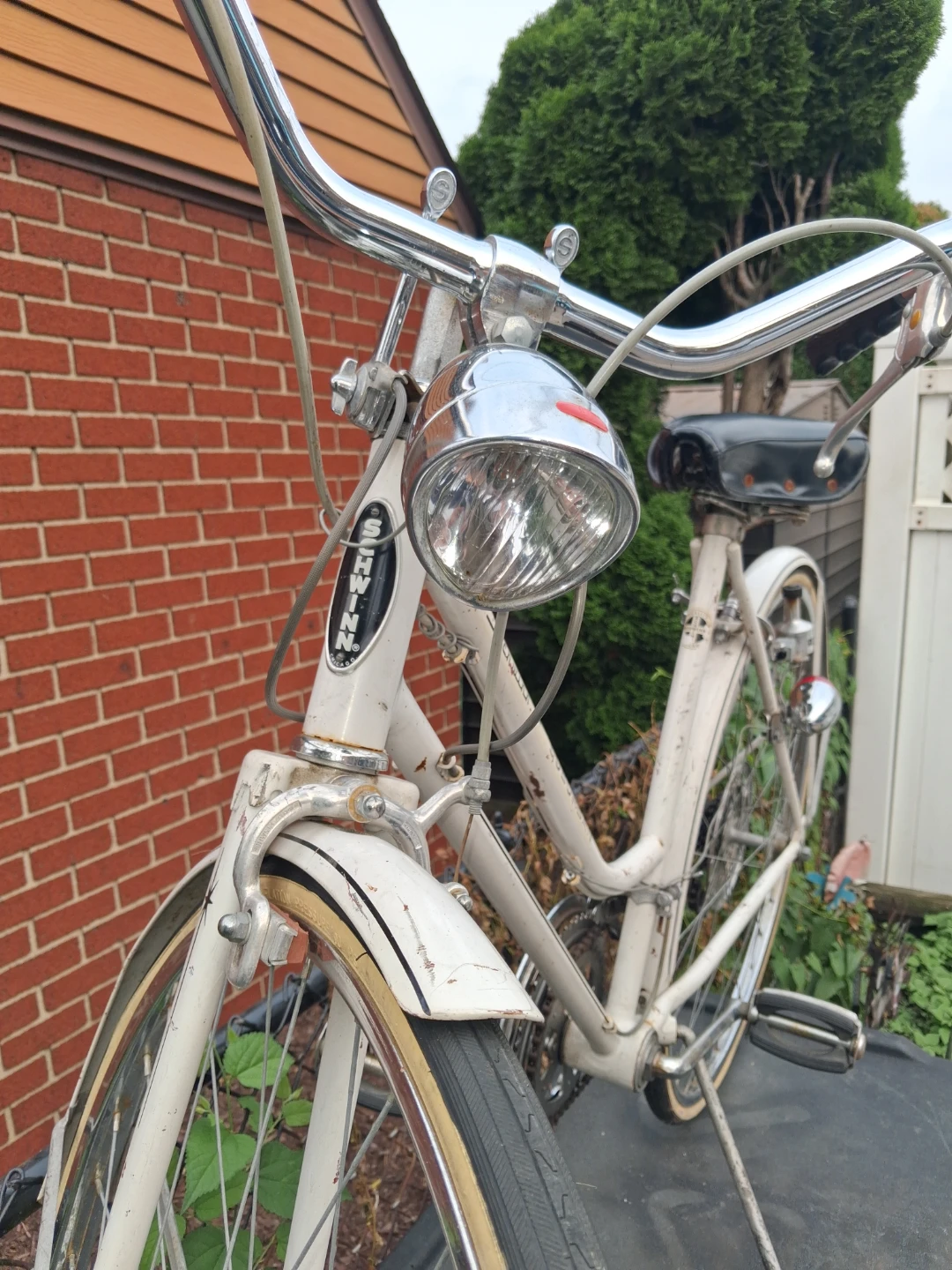 White Schwinn Suburban Cruiser Bicycle original everything works - photo 3