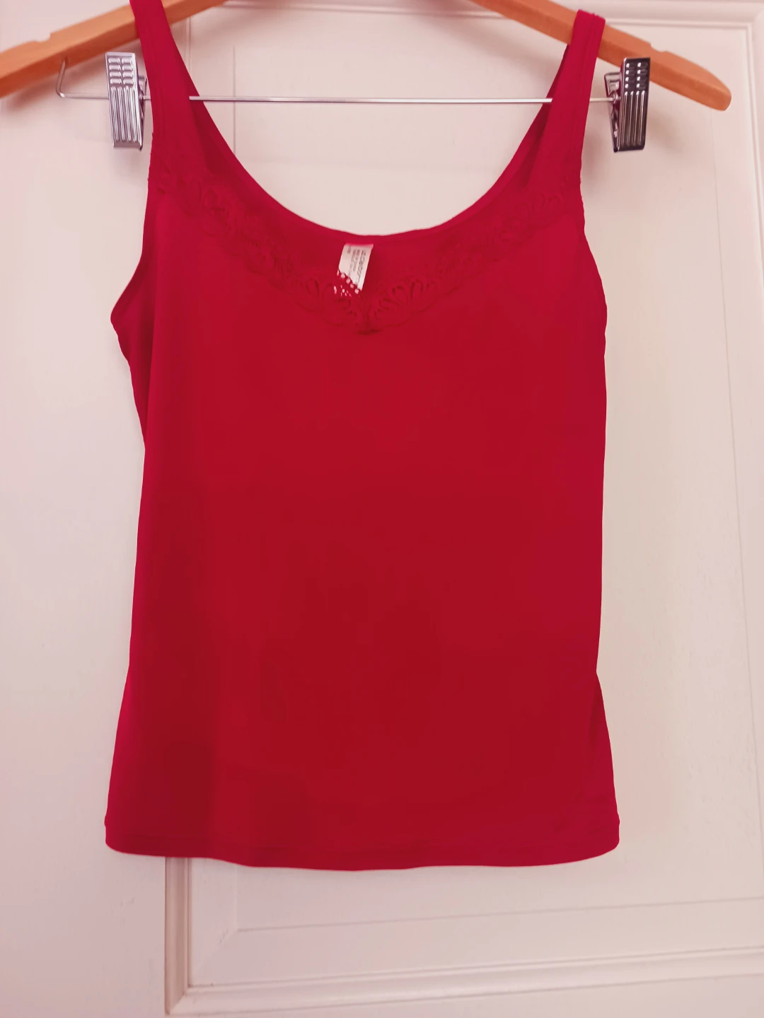 LIZ CLAIBORNE  Red Lace Trim Camisole. Size Small