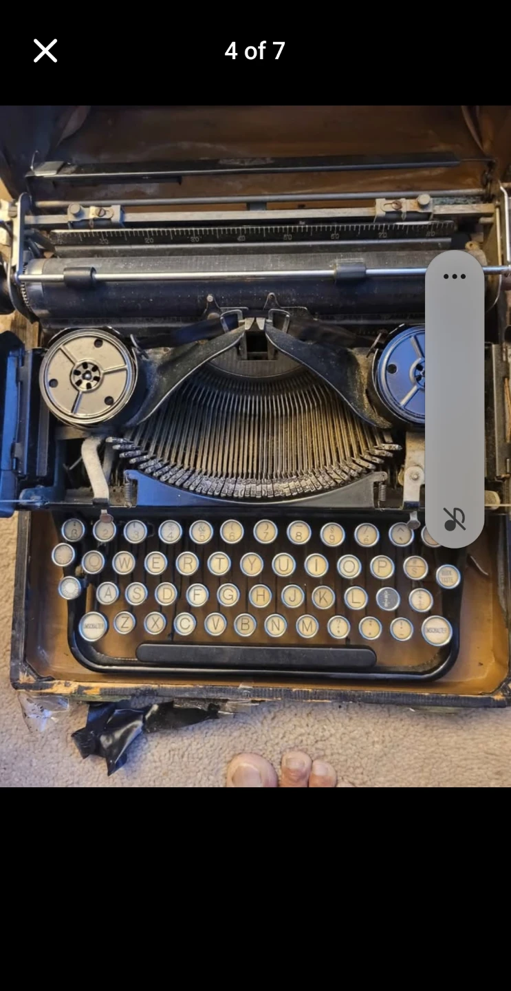 Vintage Royal Portable Typewriter - photo 3