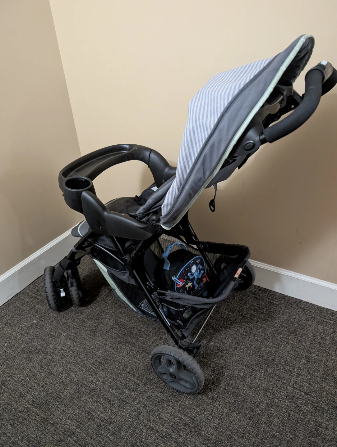 Graco Stroller (needs cleaning) - photo 2