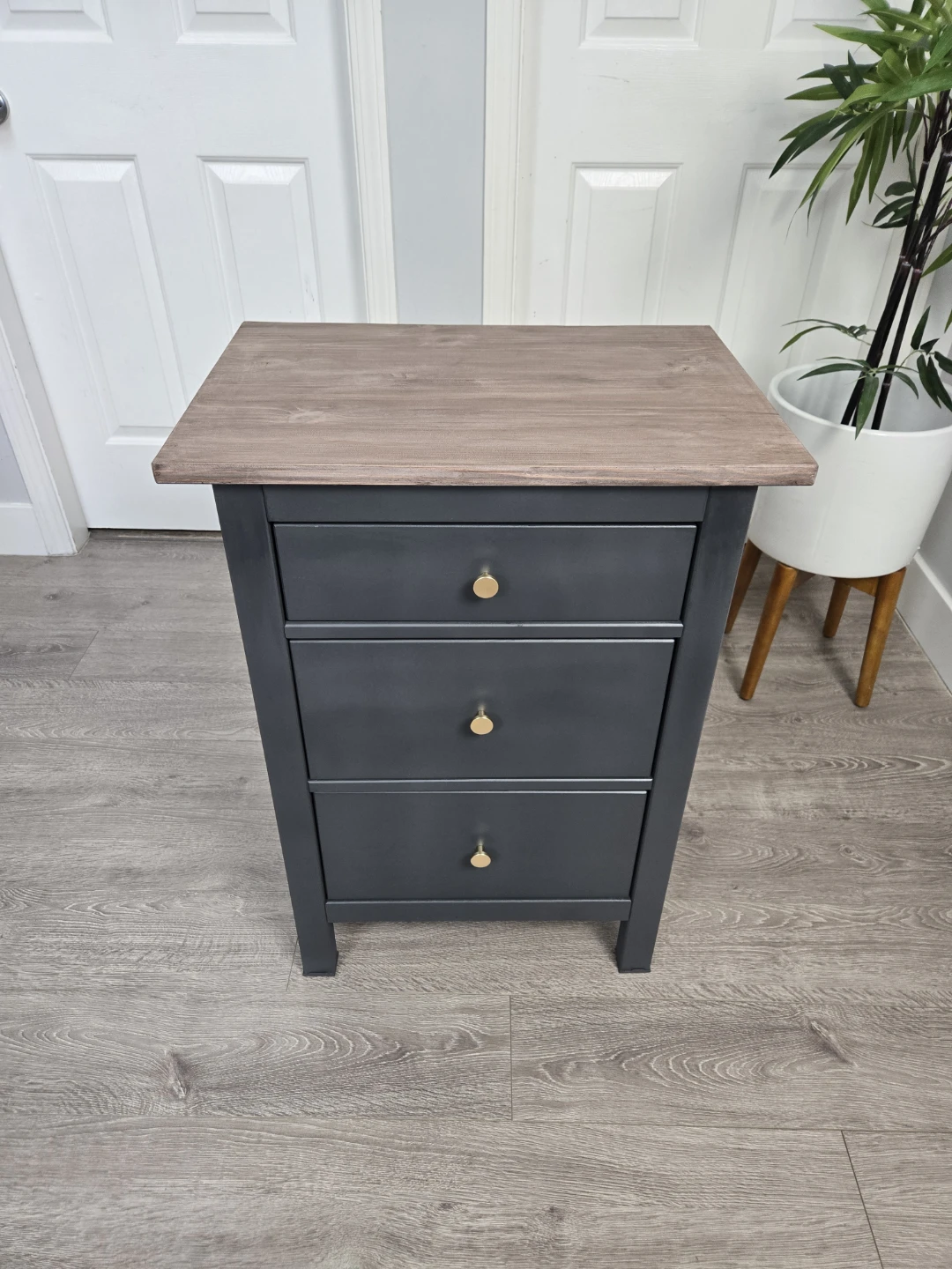 Newly refinished 3 drawer dresser nightstand - photo 2