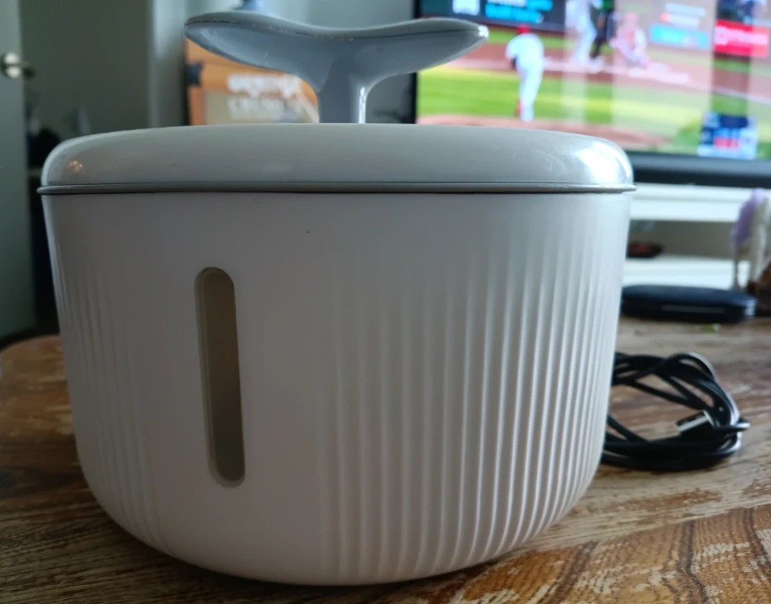White Pet Water Fountain with USB Cable