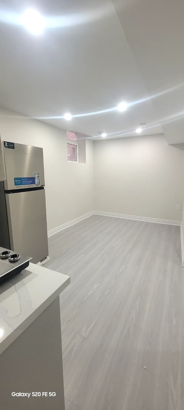 $ 1100  WITH UTLITIES & WIFI   APARTMENT FOR RENT  ( NO.PARKING)