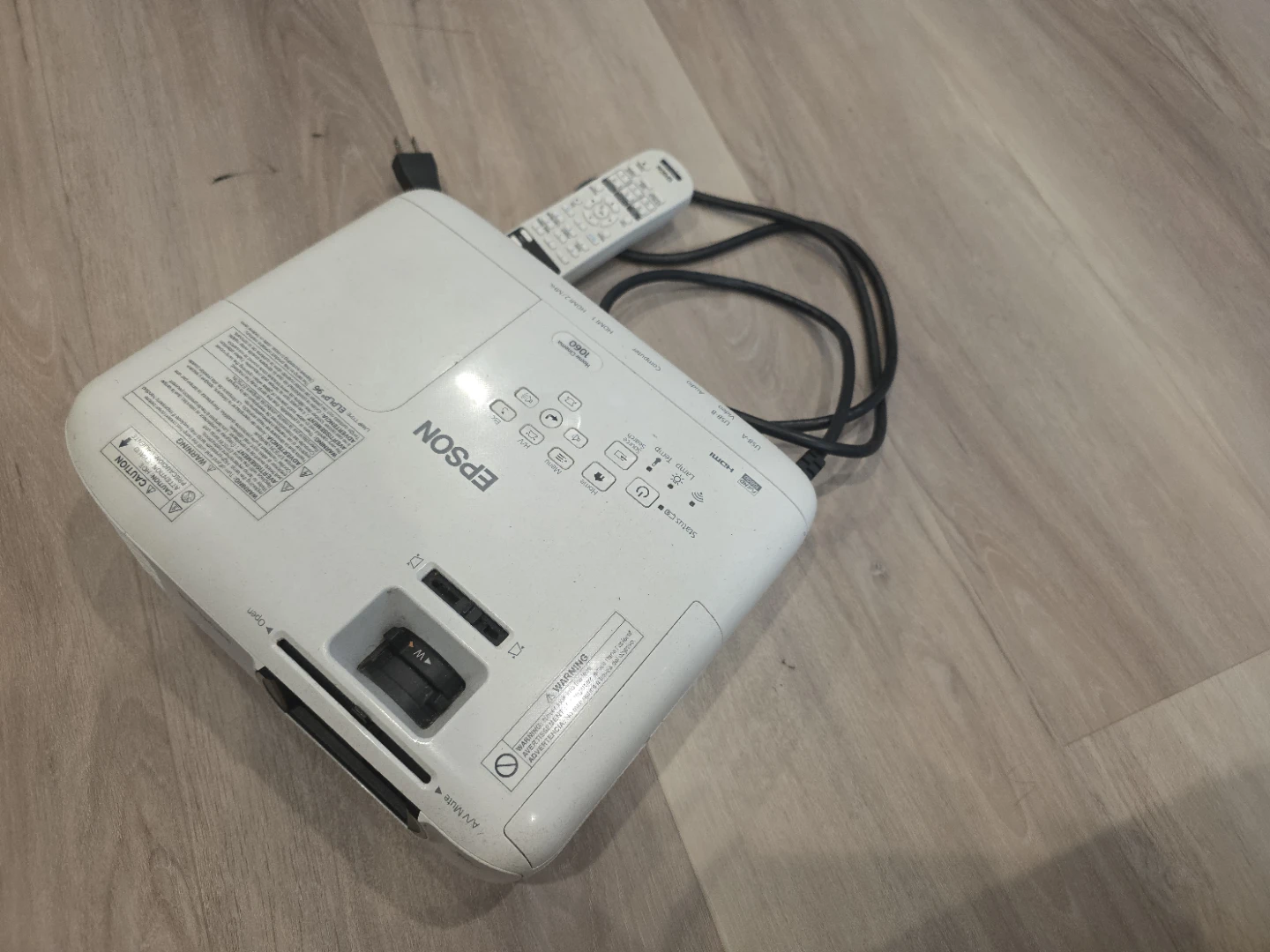 Epson Projector with Remote (home cinema 1060) - photo 2