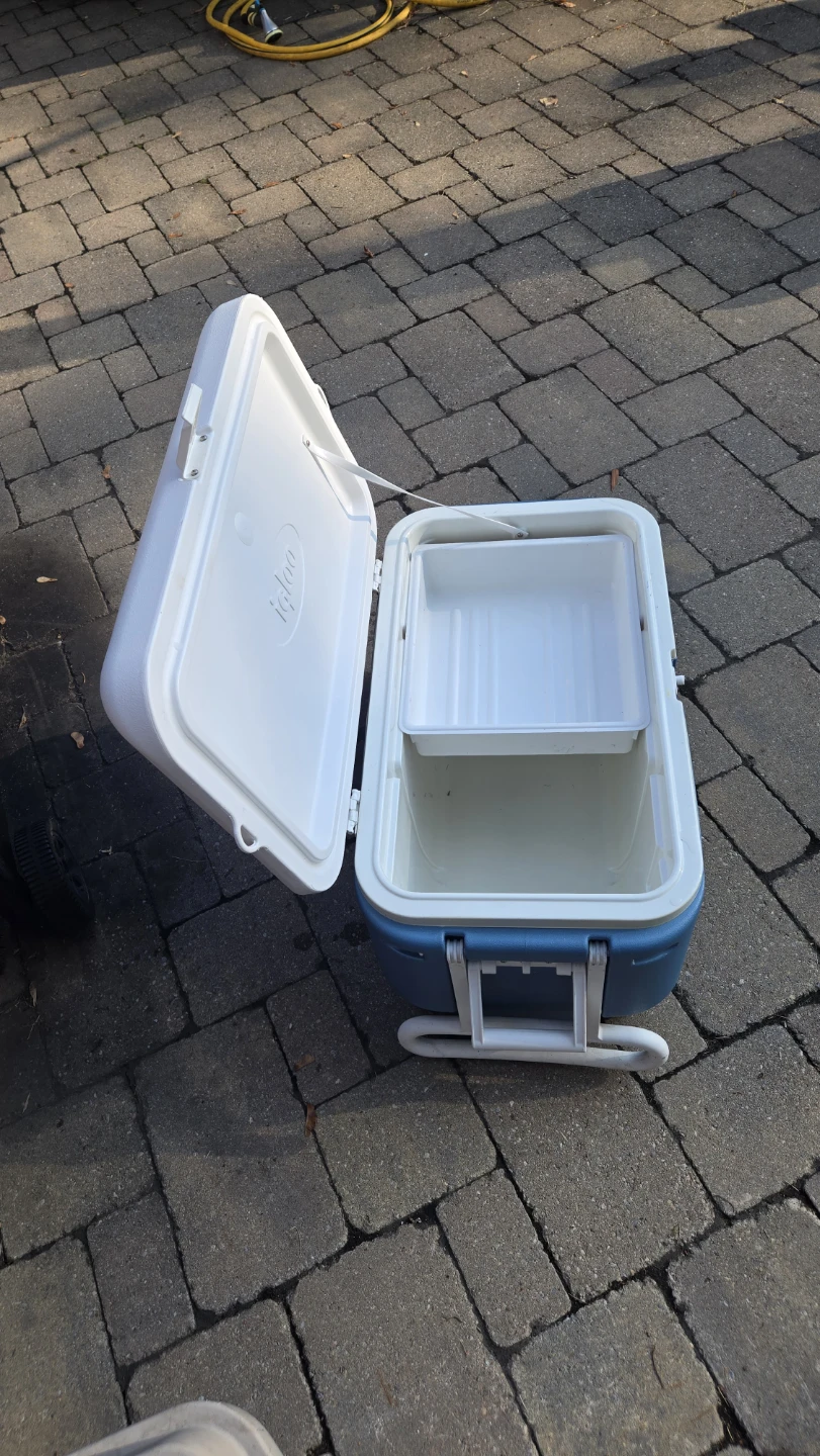 Igloo Cooler with Wheels and Tray - photo 3