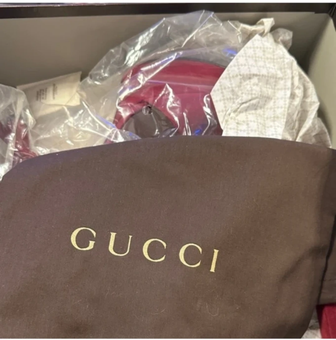 Gucci shoes with box, Embossed pattern adds texture. Size 40 - photo 4